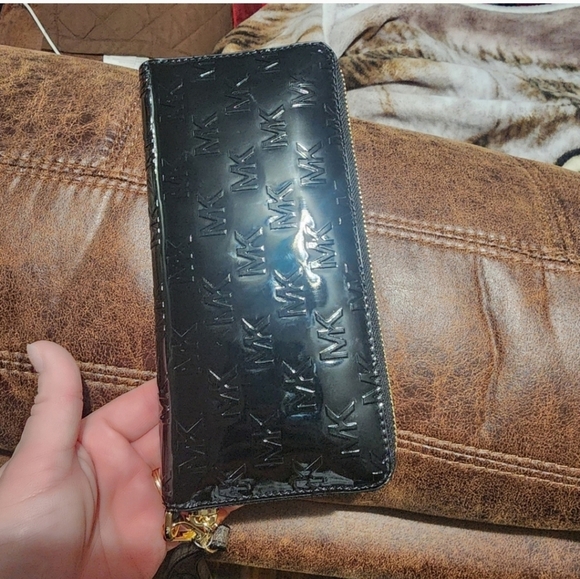 MICHAEL Michael KorsJet Set Logo Embossed Patent Travel Continental Wallet - Picture 8 of 8